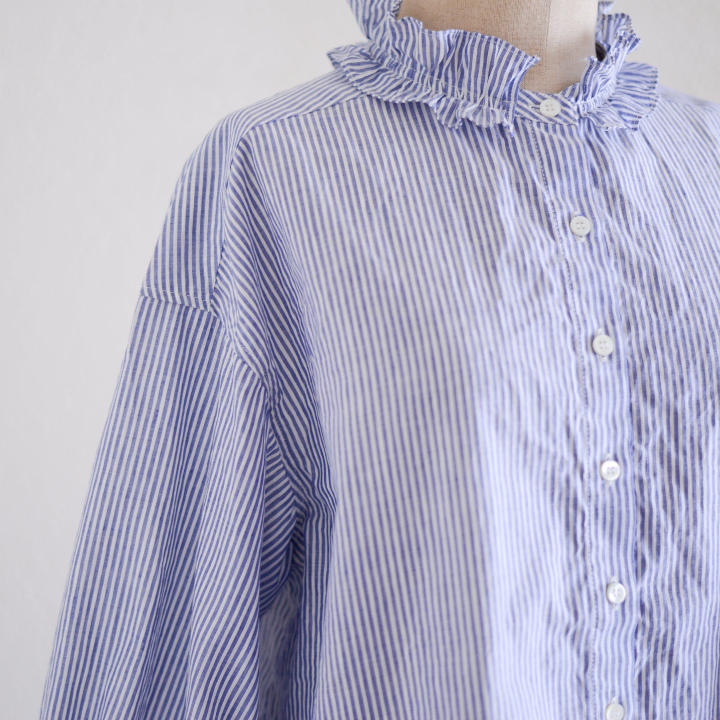 コットンリネンフリルカラー七分袖シャツ Off White ×Navy