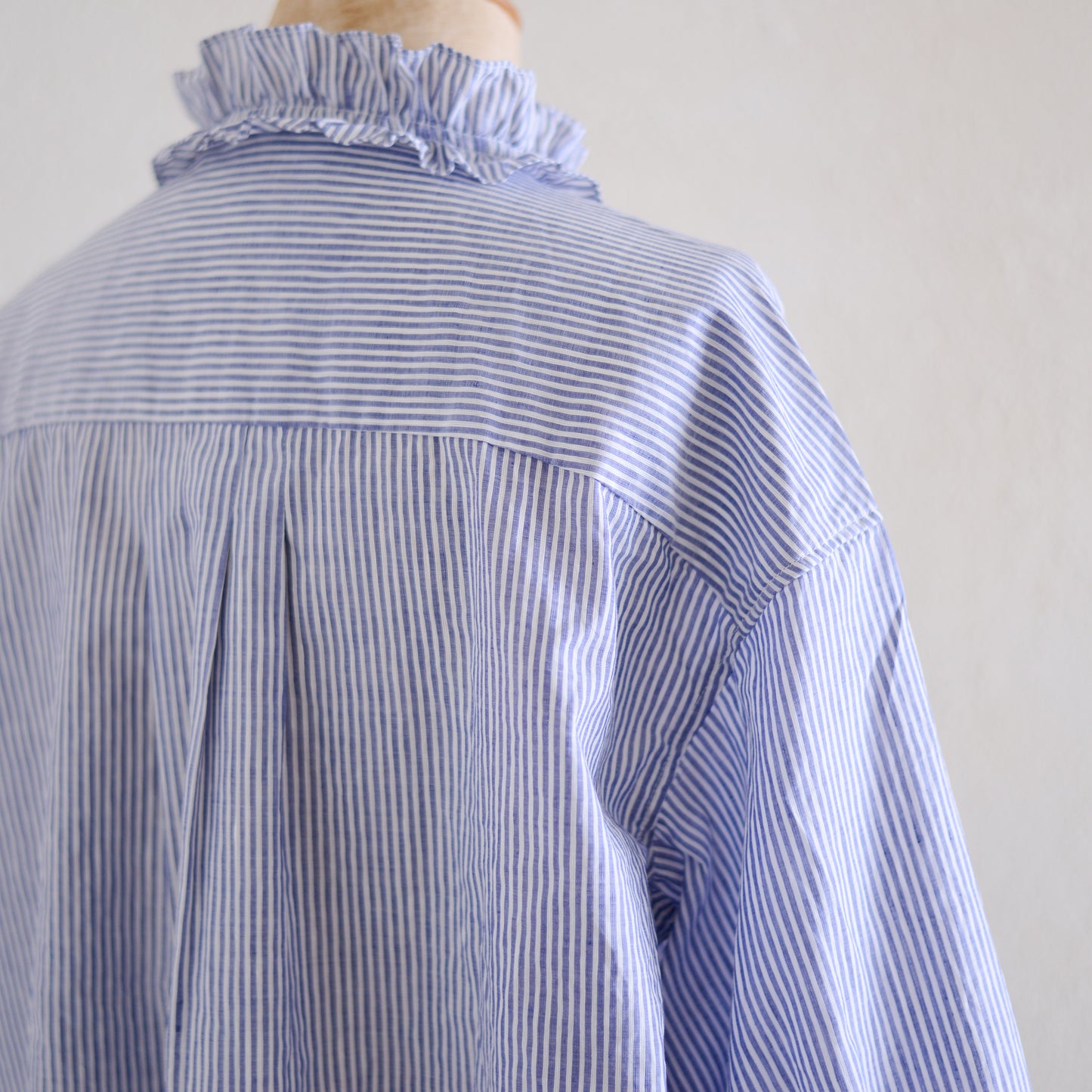 コットンリネンフリルカラー七分袖シャツ Off White ×Navy