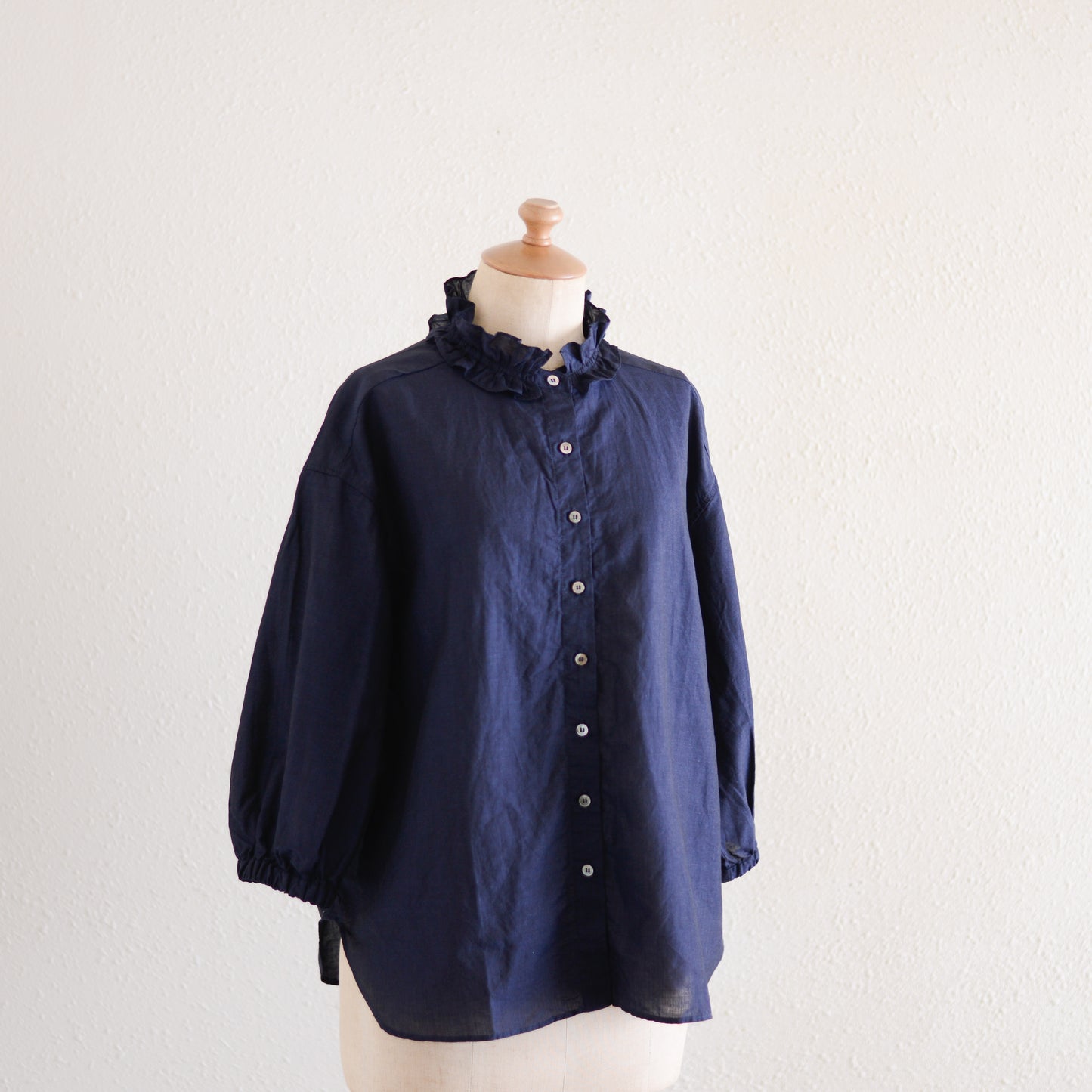 コットンリネンフリルカラー七分袖シャツ Navy