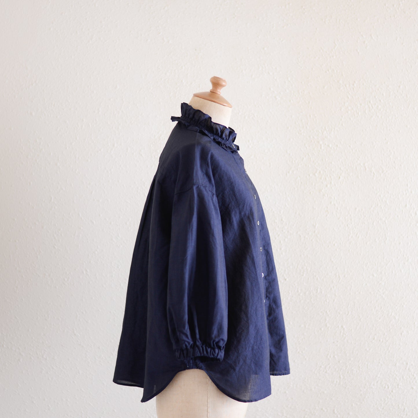 コットンリネンフリルカラー七分袖シャツ Navy