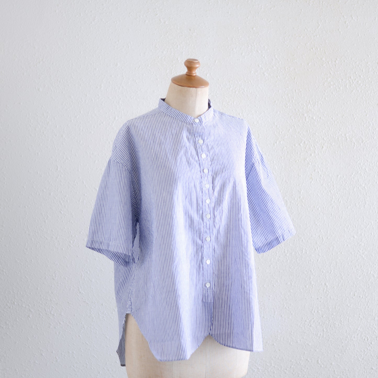 コットンリネンバンドカラー半袖シャツ Off White × Navy