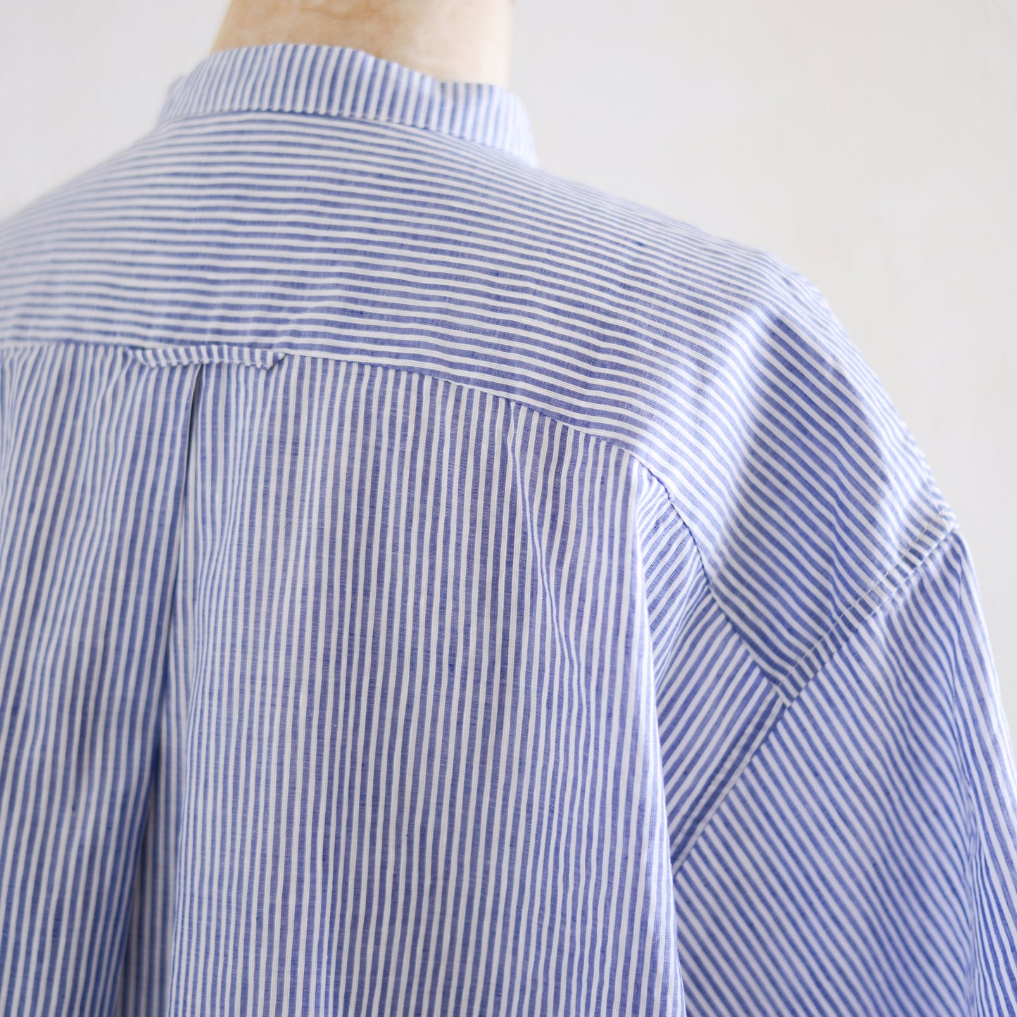 コットンリネンバンドカラー半袖シャツ Off White × Navy