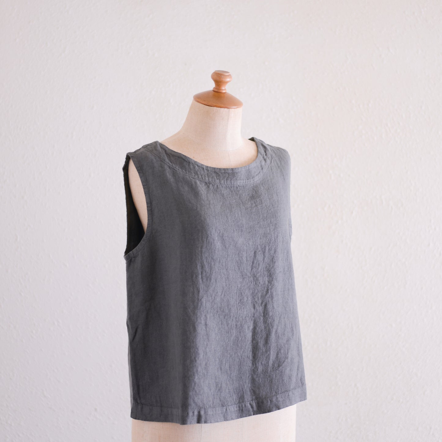 リネンボートネックスリーブレスプルオーバー Charcoal Gray