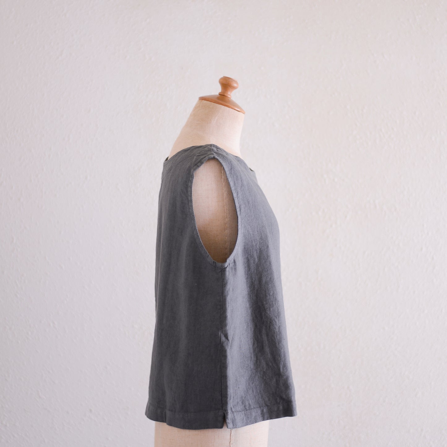 リネンボートネックスリーブレスプルオーバー Charcoal Gray