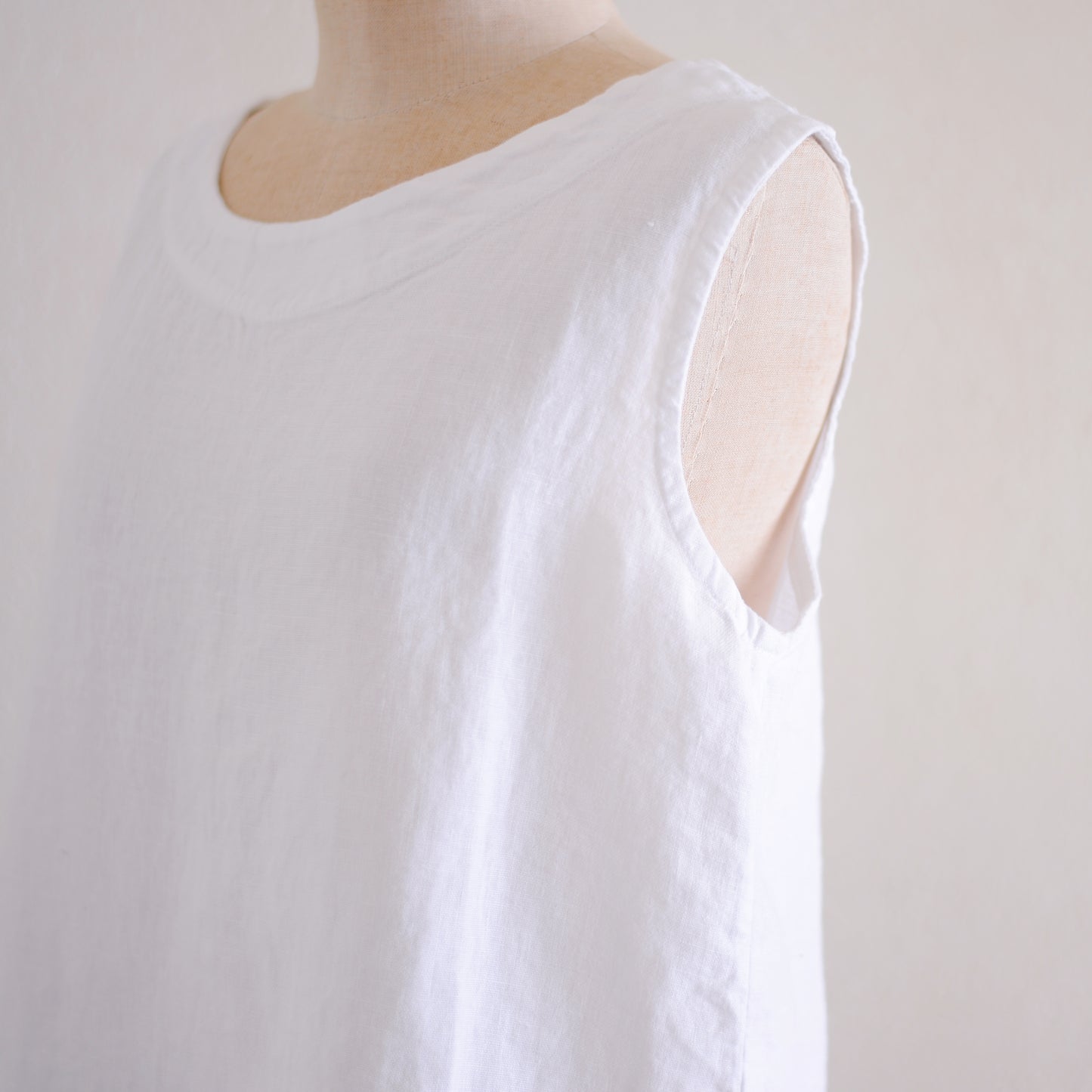 リネンボートネックスリーブレスプルオーバー White