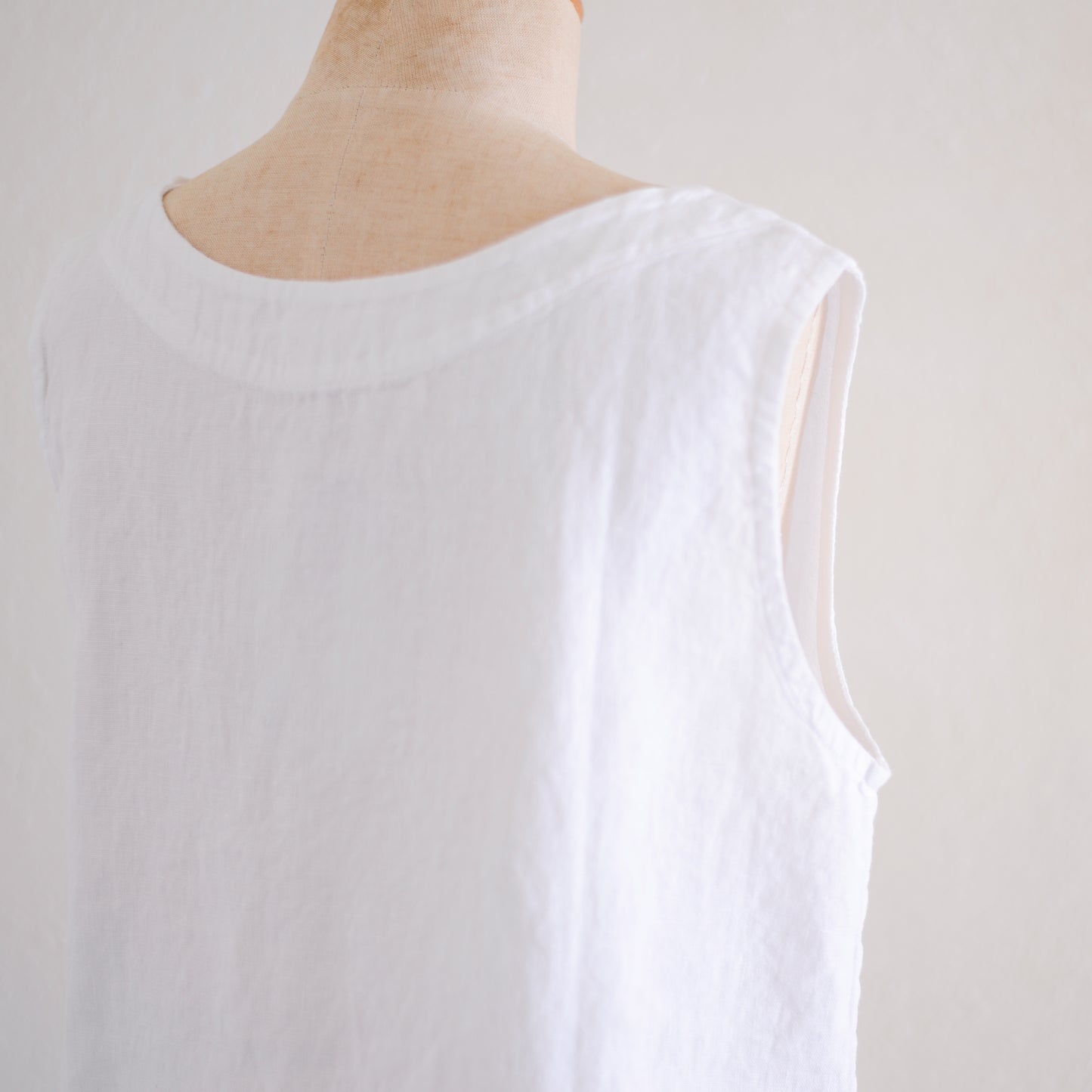 リネンボートネックスリーブレスプルオーバー White