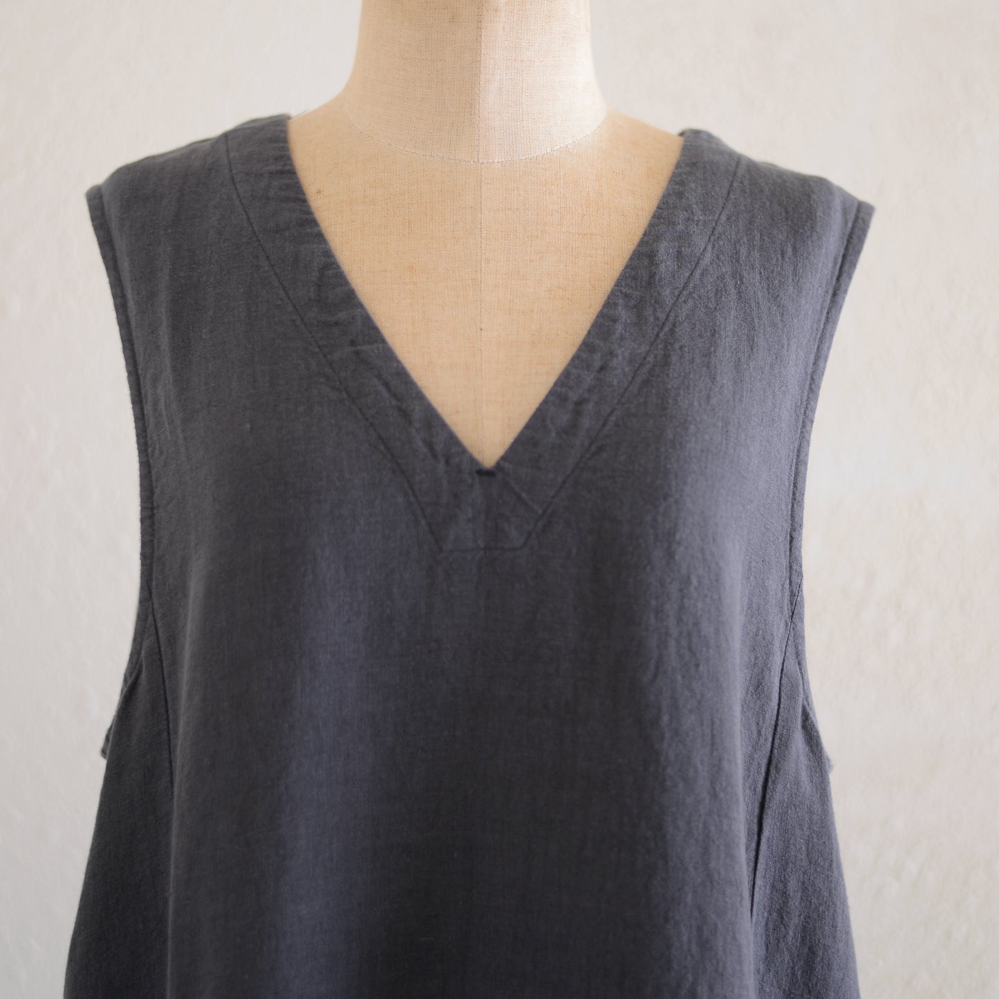 リネンVネックフレアジャンパースカート Charcoal Gray