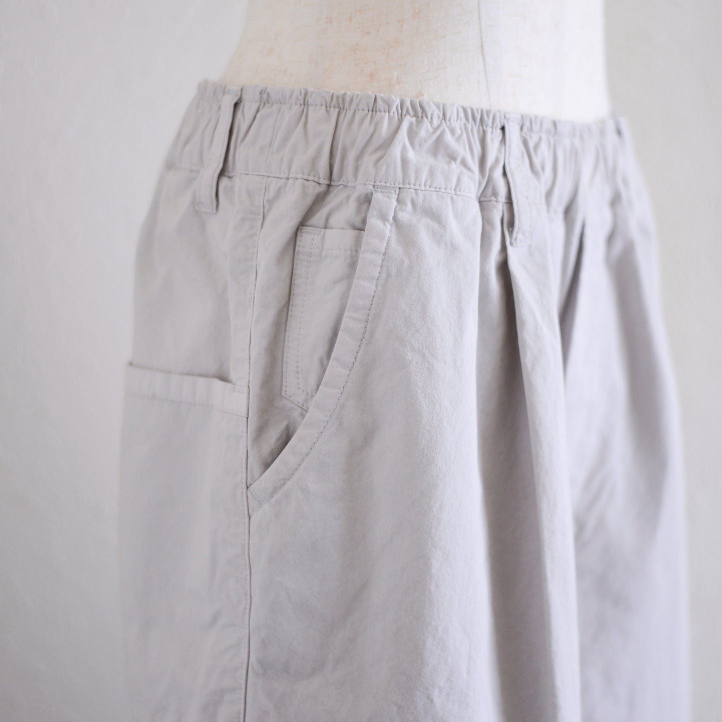 コットンオーバルテーパードパンツ Grayge