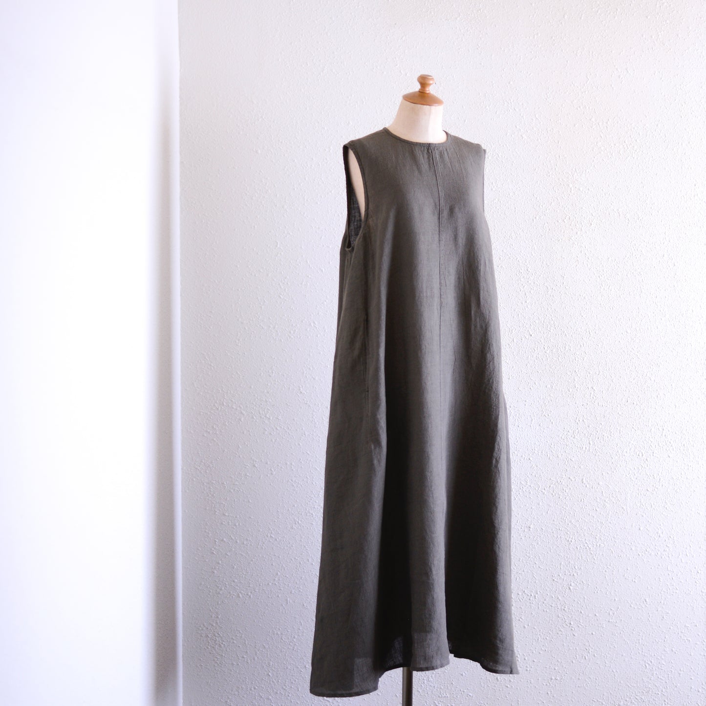 リネンスリーブレスロングワンピース Charcoal Gray