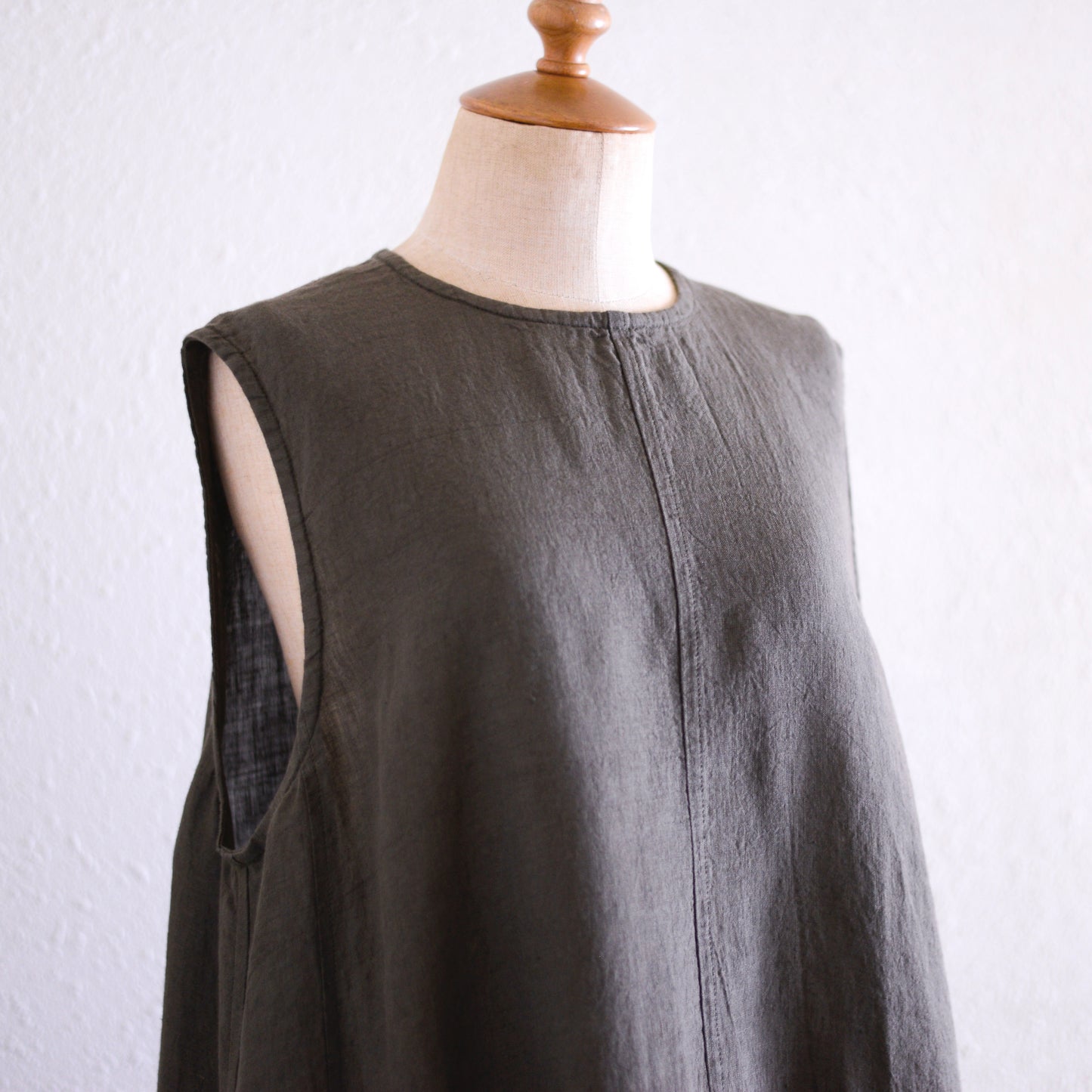 リネンスリーブレスロングワンピース Charcoal Gray