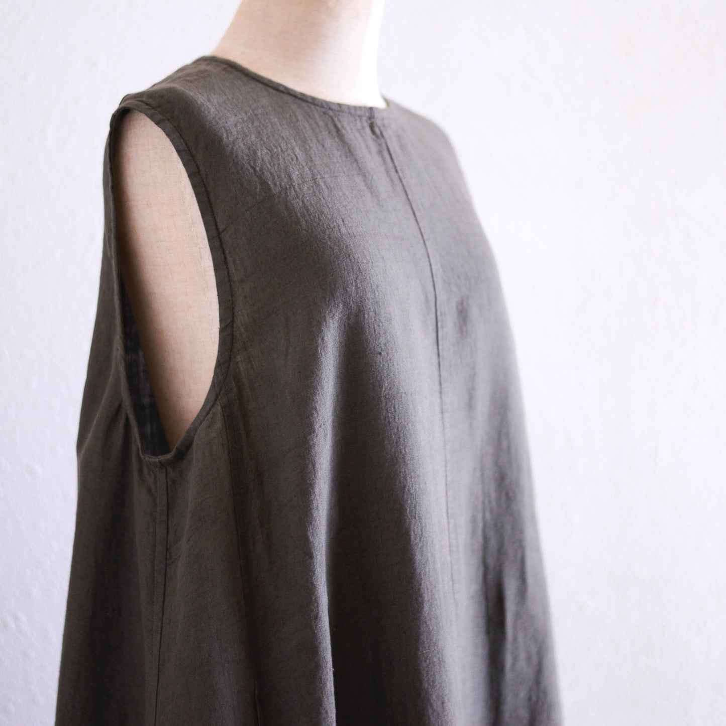 リネンスリーブレスロングワンピース Charcoal Gray