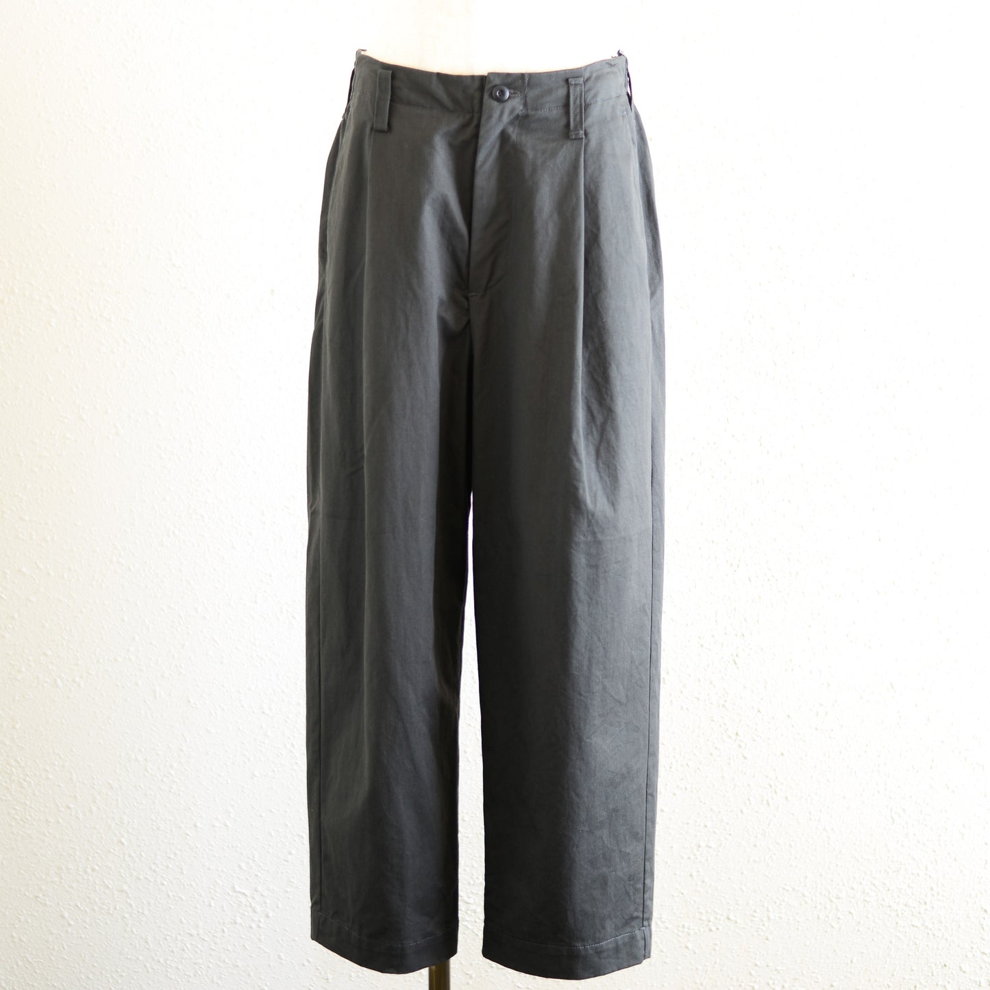 コットンテーパードチノパンツ Charcoal Gray