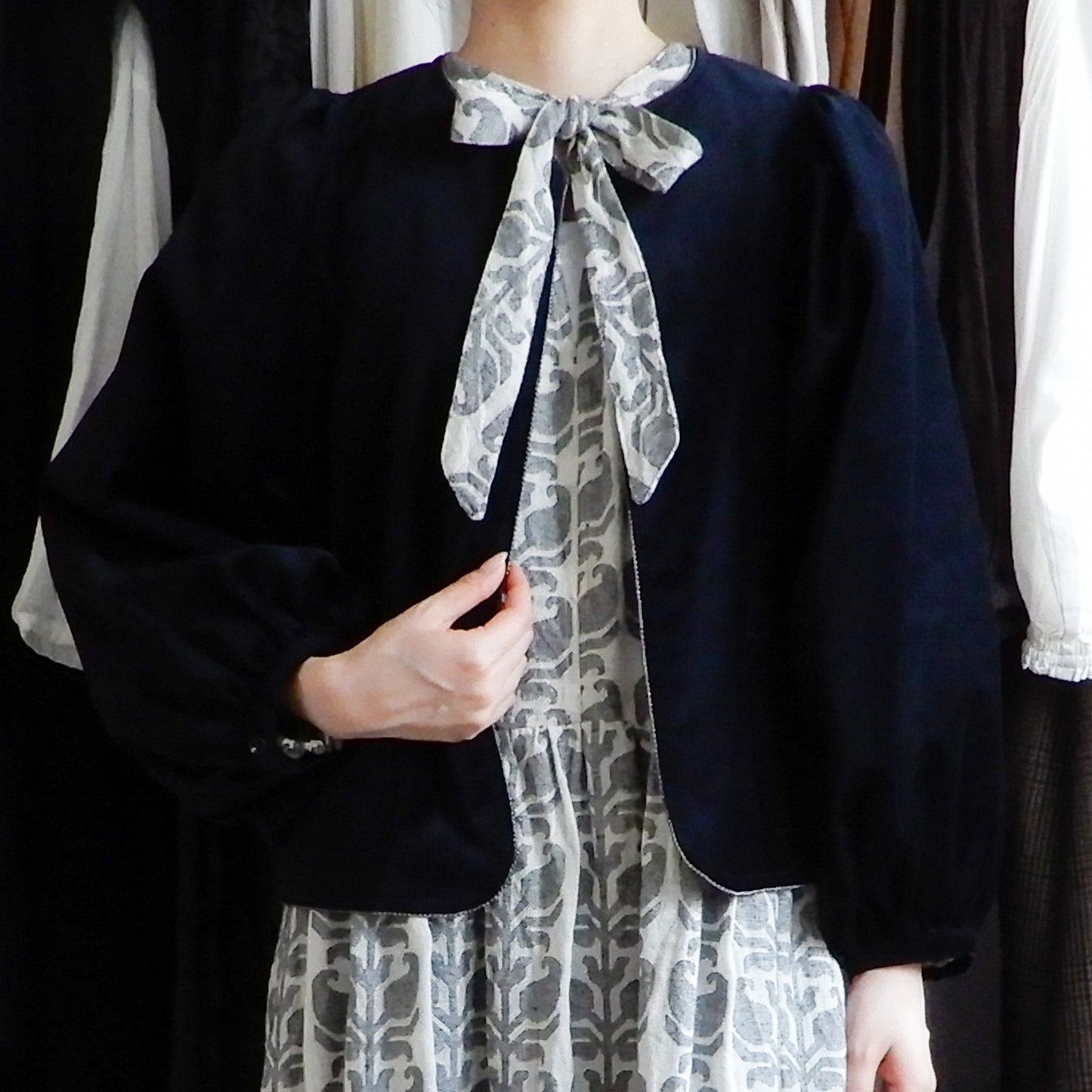 벨벳 개더 슬리브 짧은 재킷 Navy