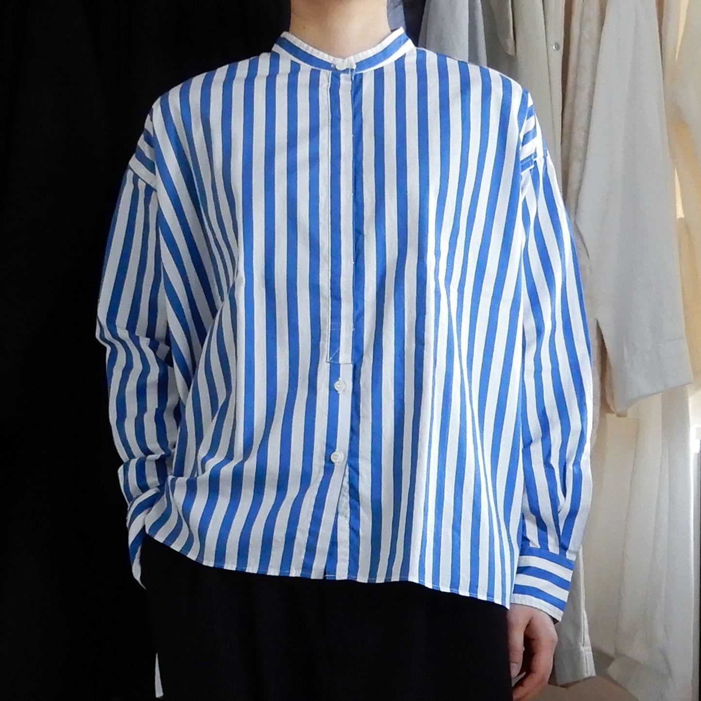 コットンバンドカラーストライプシャツ Off White ×Blue