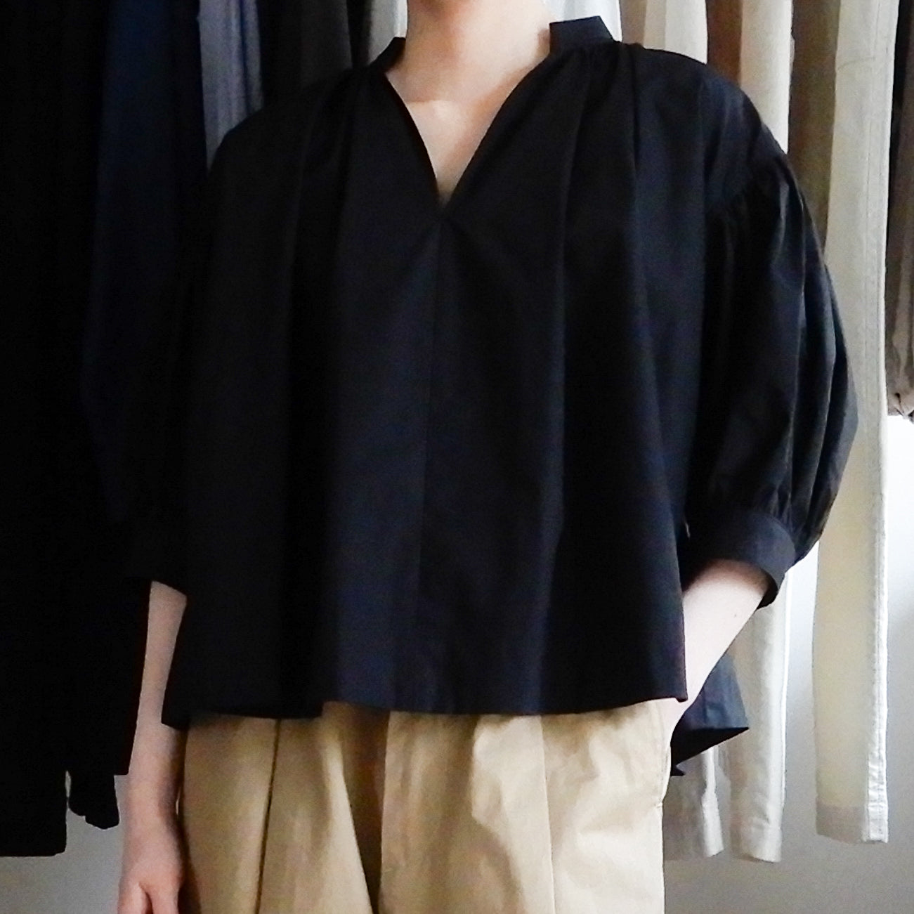 コットンギャザースリーブブラウス Black – MAR ONLINE STORE