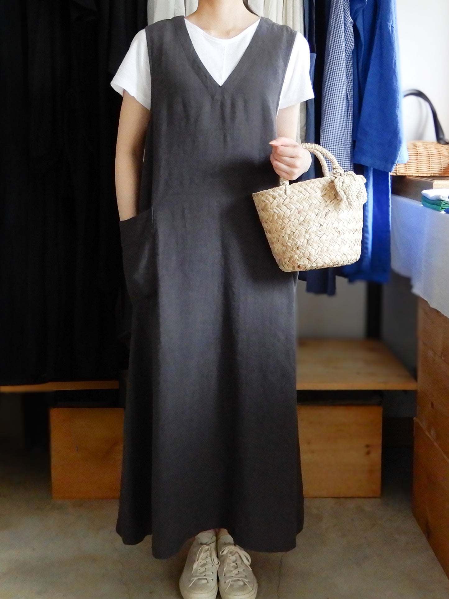 リネンVネックフレアジャンパースカート Charcoal Gray