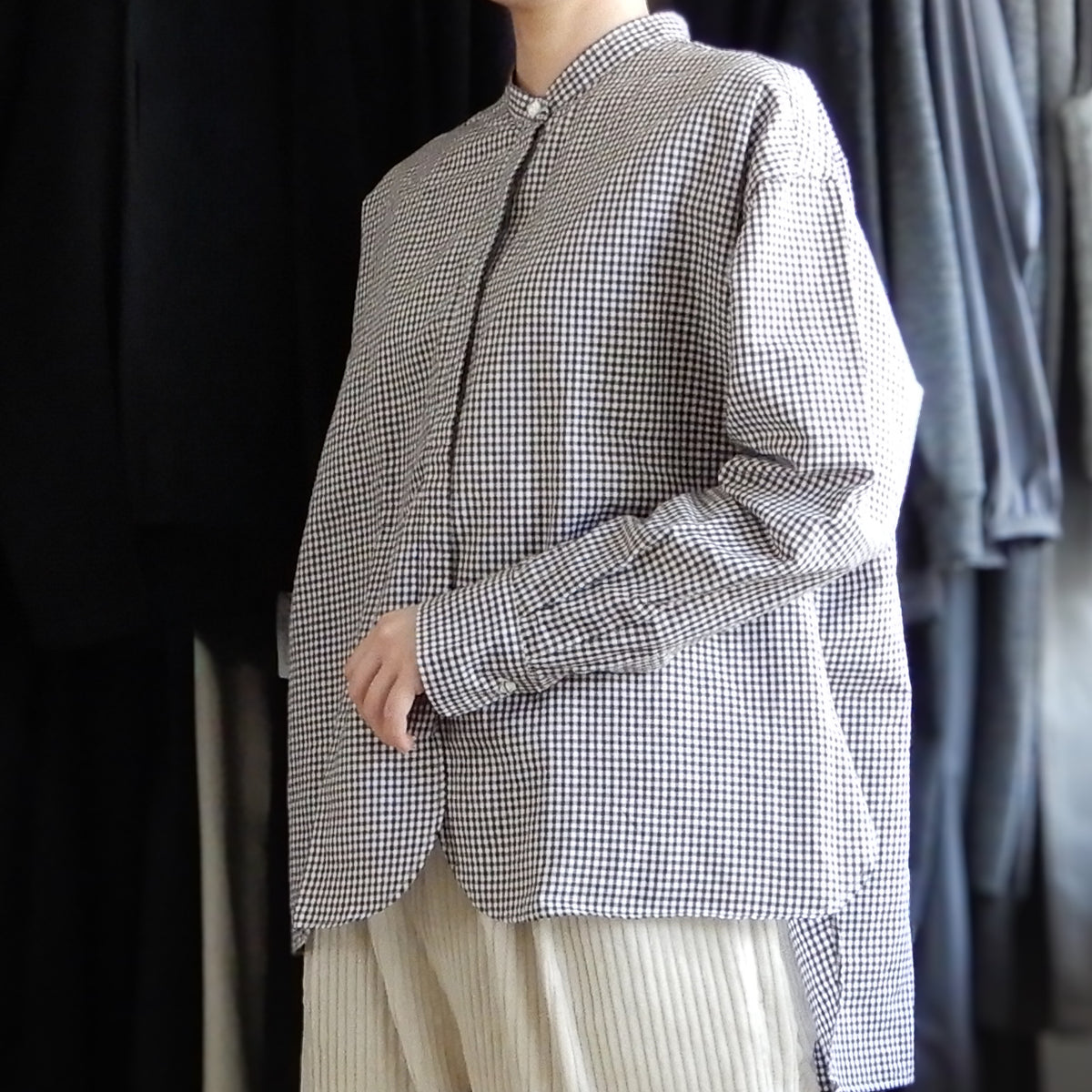 コットンリネンコンシールドボタンシャツ Off White ×Brown