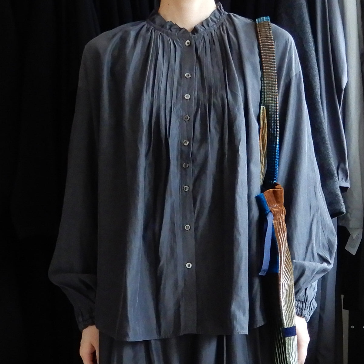 キュプラコットンスタンドフリルブラウス Charcoal Grey