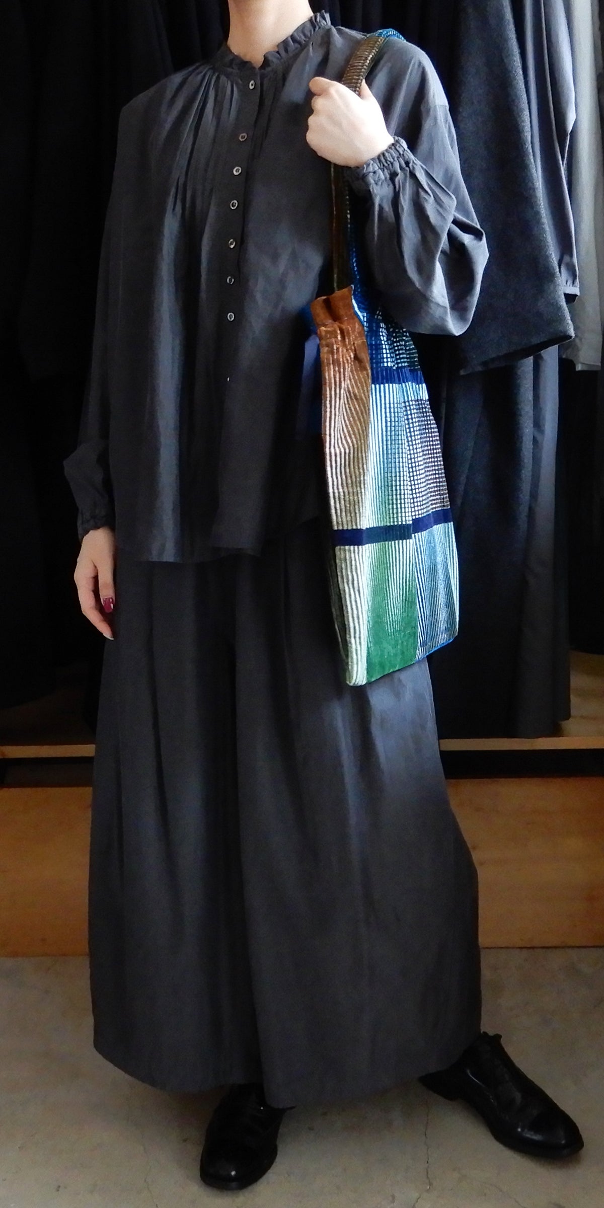キュプラコットンスタンドフリルブラウス Charcoal Grey